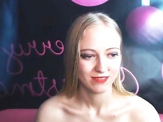 Lovely Hot Stunner Plays Her Fake Penis On Webcam