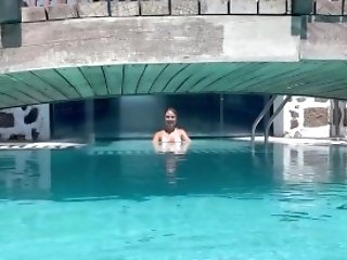 Deutsches Verrücktes Camgirl Lenifetisch Im öffentlichen Welnesshotel Pool